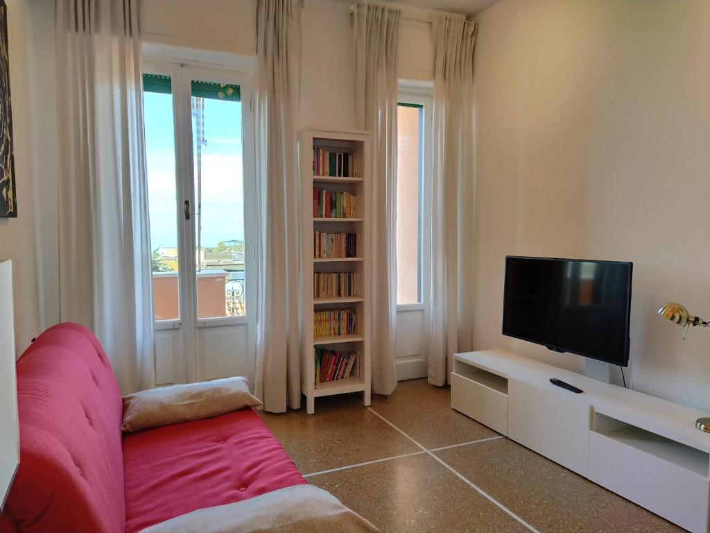 A television and/or entertainment centre at Bianca House Sea View