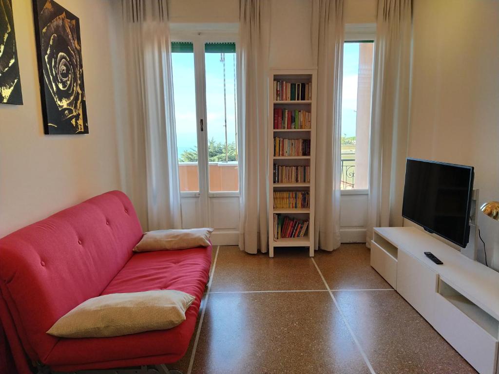 A television and/or entertainment centre at Bianca House Sea View