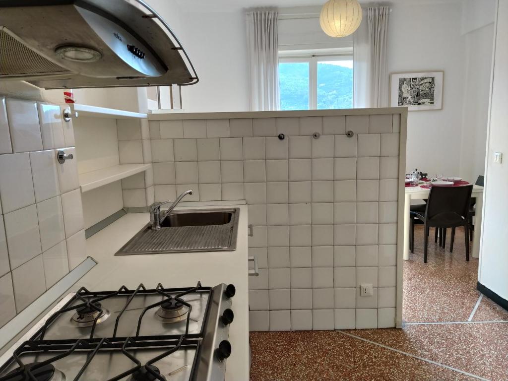 A kitchen or kitchenette at Bianca House Sea View