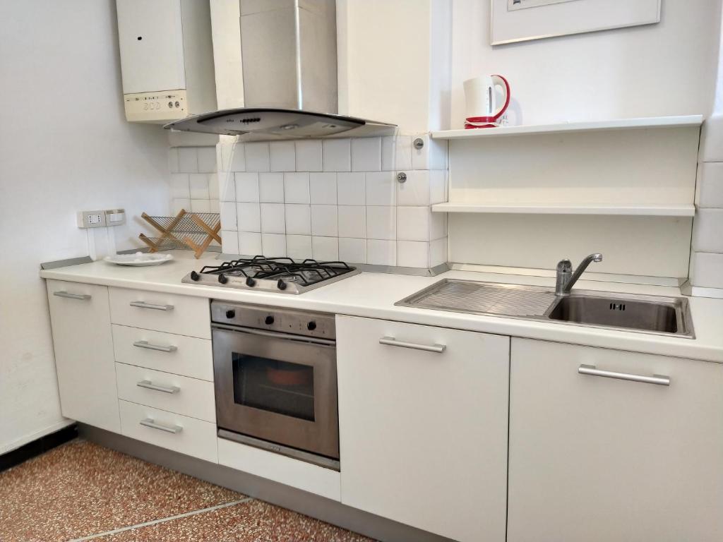 A kitchen or kitchenette at Bianca House Sea View