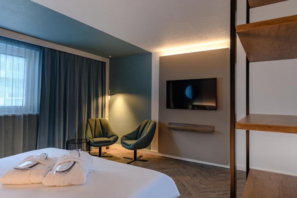 Novotel Zurich City West - Two Bedroom Suite With Double Bed And Sofa