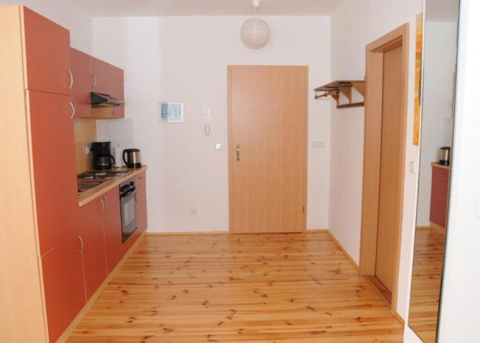 Pokój z kuchnią i drewnianą podłogą w obiekcie Unsere Ferienwohnung Stefan im Riesengebirge! w mieście Dolní Lánov