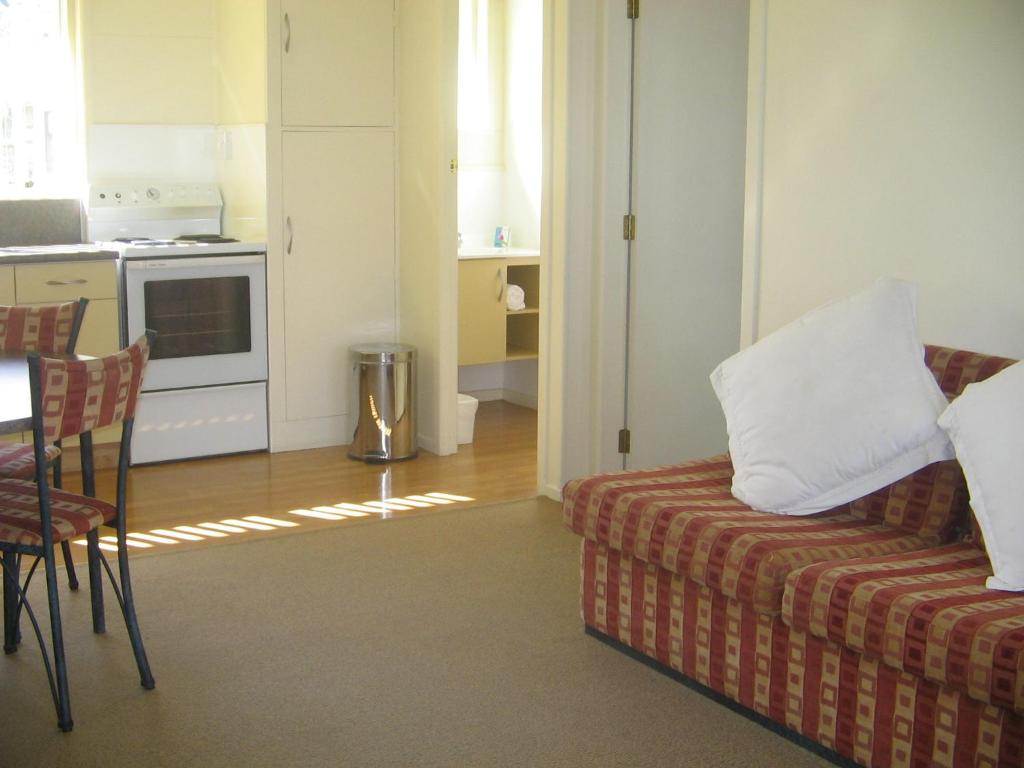 Kuchyň nebo kuchyňský kout v ubytování Shortland Court Motel