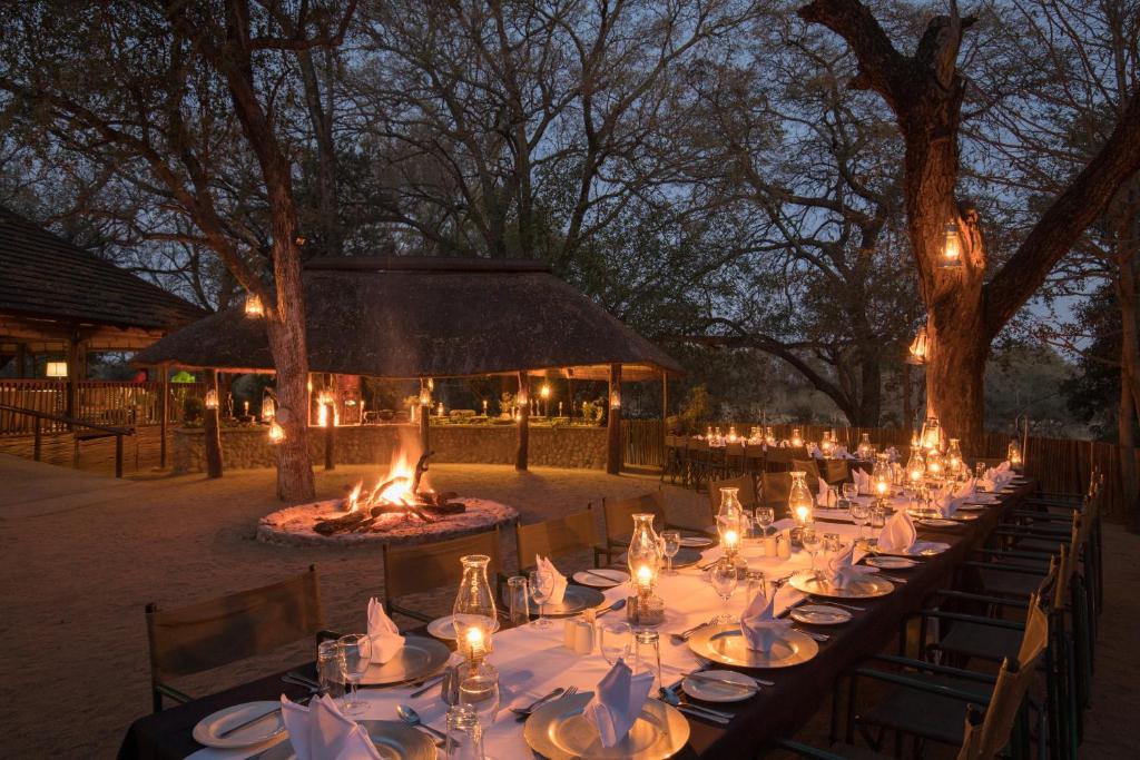 Restaurace v ubytování Karongwe Portfolio - Chisomo Safari Camp
