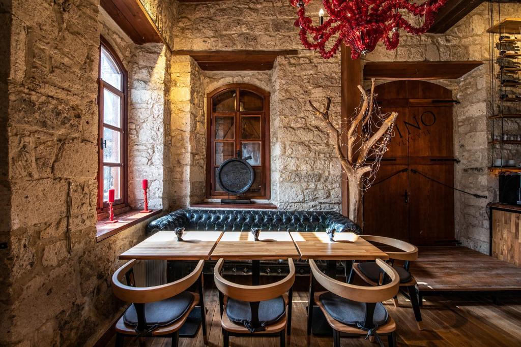 a dining room with a table and some chairs at VİNO ALAÇATI in Alaçatı