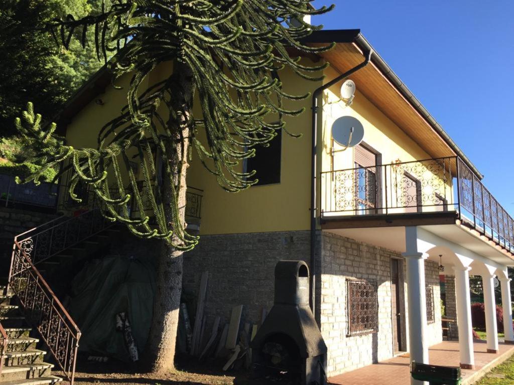 ein Gebäude mit einem Baum davor in der Unterkunft Villa Assunta in Premeno