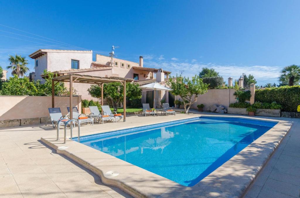 una piscina frente a una villa en Pula Viñas, en Son Servera