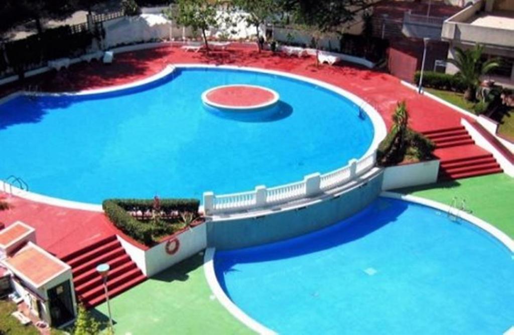 uma vista sobre uma grande piscina em COSTA DAURADA APARTAMENTS - Cataluña92 - 212 em Salou