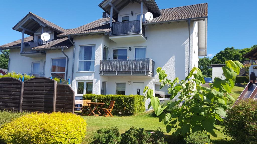 ein großes weißes Haus mit einem Hof in der Unterkunft Ferienwohnung Am Philosophenweg in Hachenburg