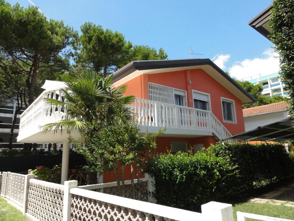 ビビオーネにあるVilla Aurigaの白い柵のオレンジ色の家