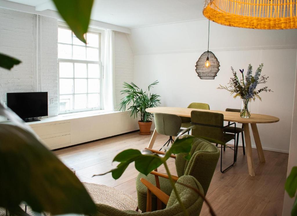 sala de estar con mesa y sillas en Jantjes lief appartement en Zwolle