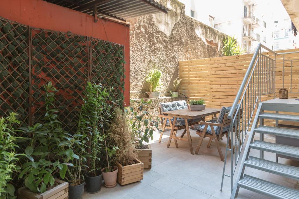 Balkón alebo terasa v ubytovaní Cozy Flat with Terrace & Patio, next to Lycabettus