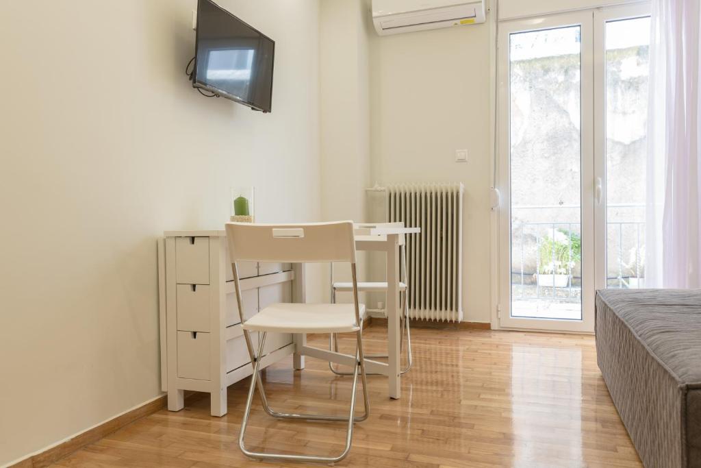 Televízia a/alebo spoločenská miestnosť v ubytovaní Cozy Flat with Terrace & Patio, next to Lycabettus