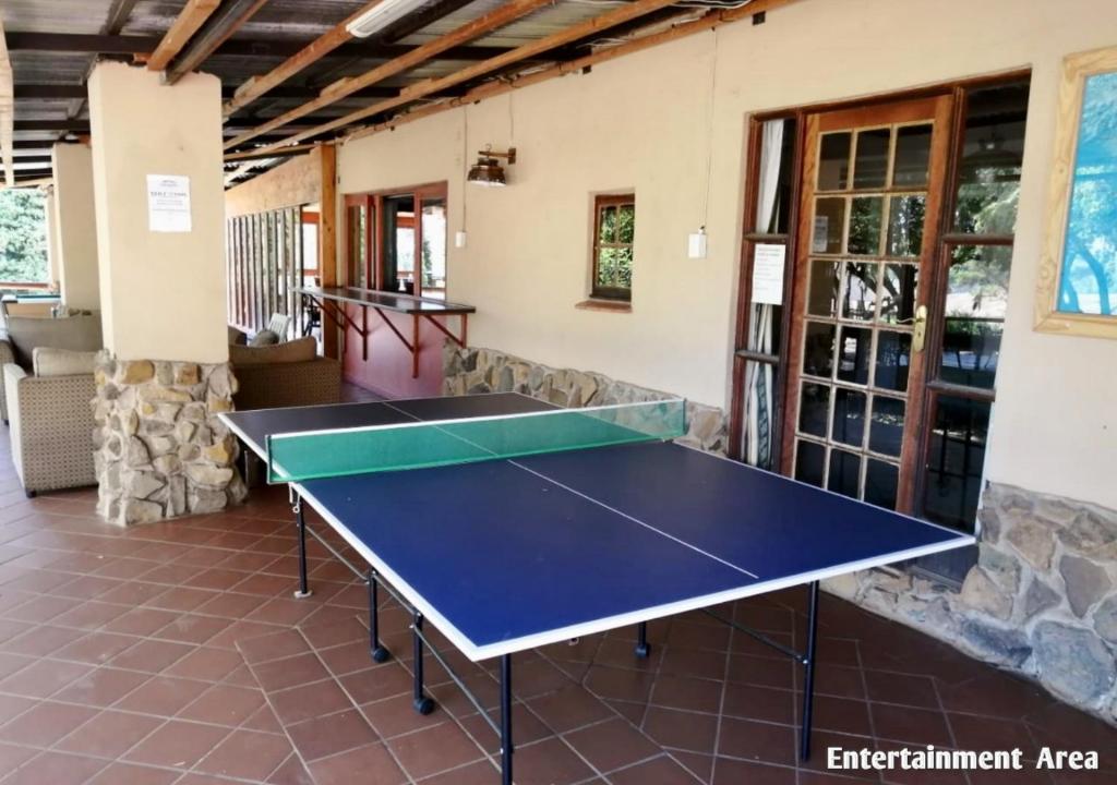 Stolní tenis v ubytování Ardmore Guest Farm nebo okolí
