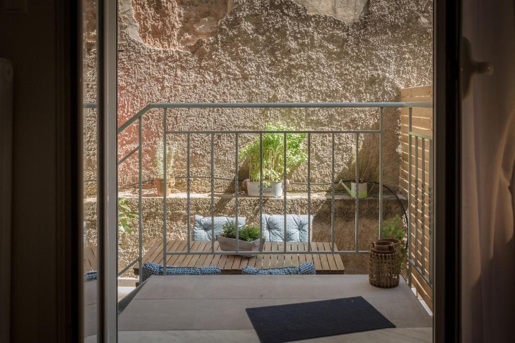 Balkón alebo terasa v ubytovaní Cozy Flat with Terrace & Patio, next to Lycabettus