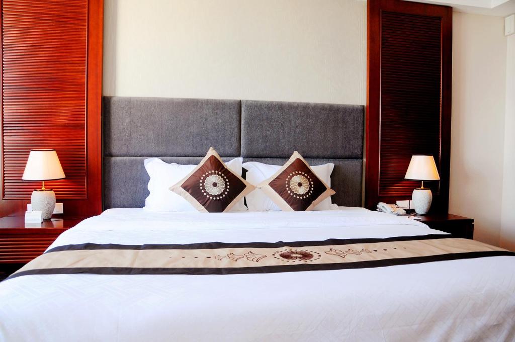 Postel nebo postele na pokoji v ubytování Moonlight Hotel Hue