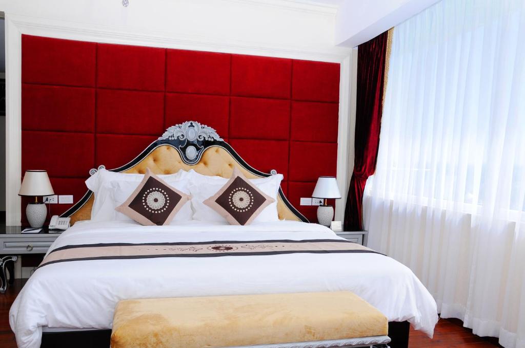 Postel nebo postele na pokoji v ubytování Moonlight Hotel Hue