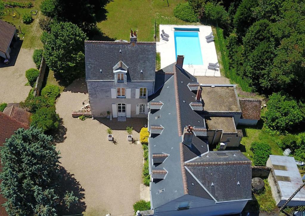 - une vue aérienne sur une maison avec une grande cour dans l'établissement Le Clos des Péziers, à Vineuil