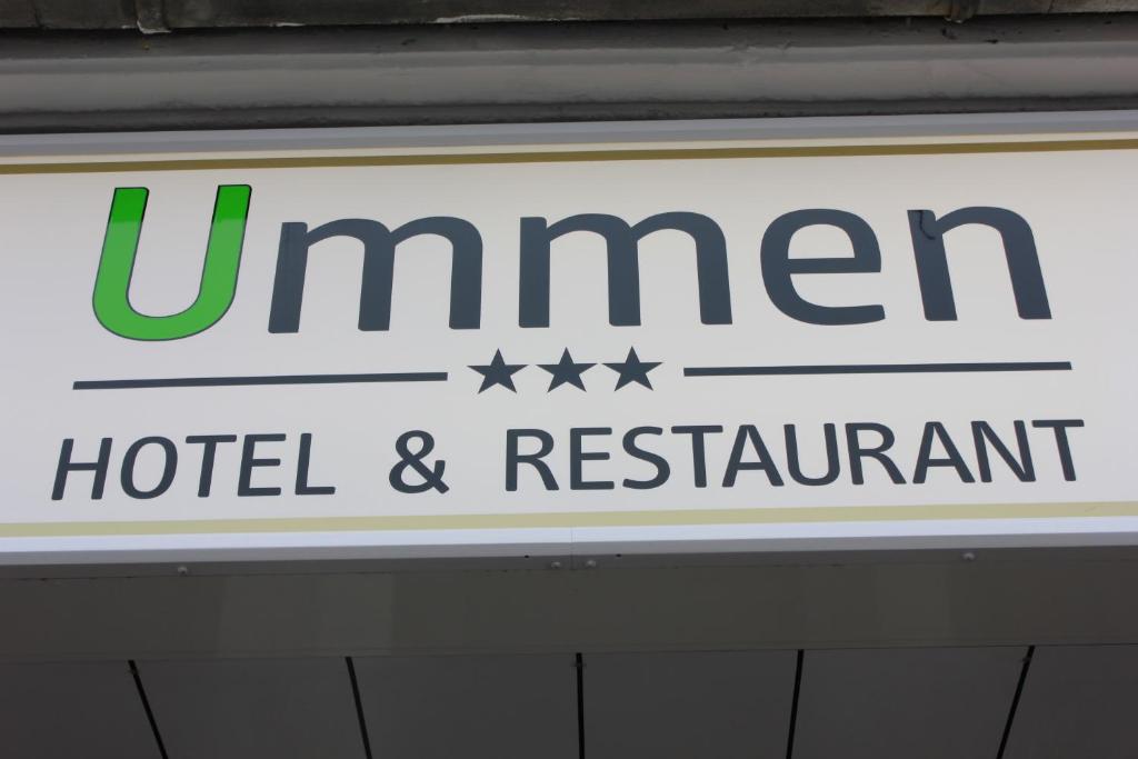 um sinal para um hotel e restaurante num edifício em Ummen Hotel&Restaurant em Barßel