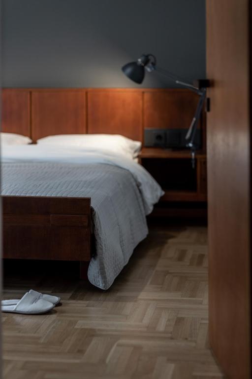 Łóżko lub łóżka w pokoju w obiekcie The H Experience Boutique Apartments Athens - free parking and fiber internet