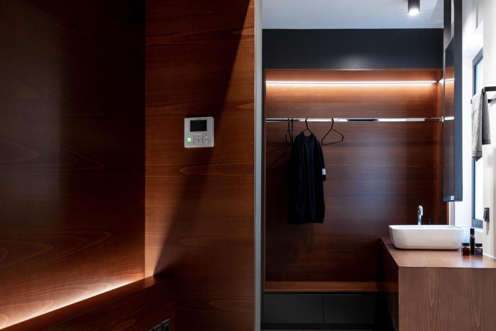 Łazienka w obiekcie The H Experience Boutique Apartments Athens - free parking and fiber internet