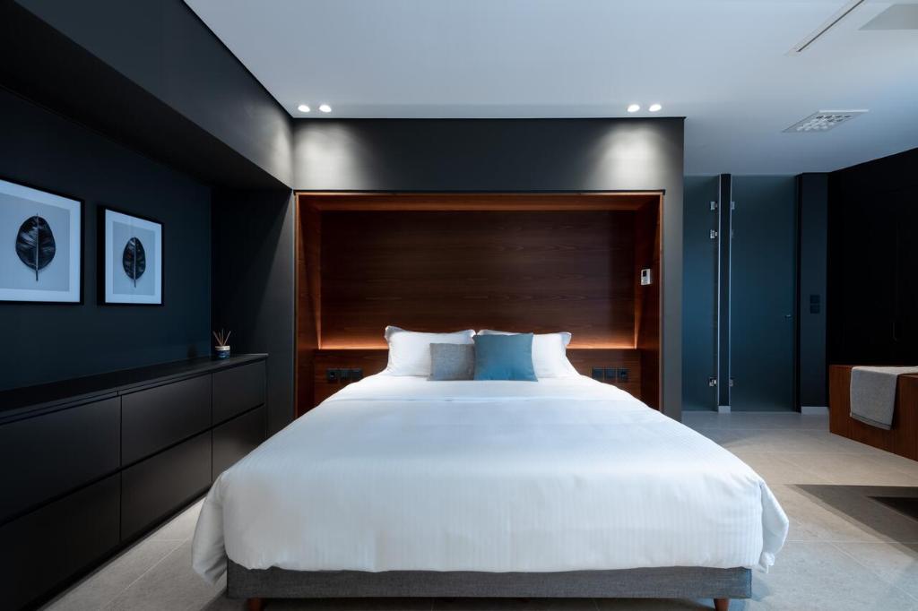 Łóżko lub łóżka w pokoju w obiekcie The H Experience Boutique Apartments Athens - free parking and fiber internet