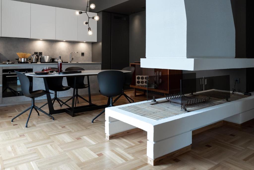 Kuchnia lub aneks kuchenny w obiekcie The H Experience Boutique Apartments Athens - free parking and fiber internet