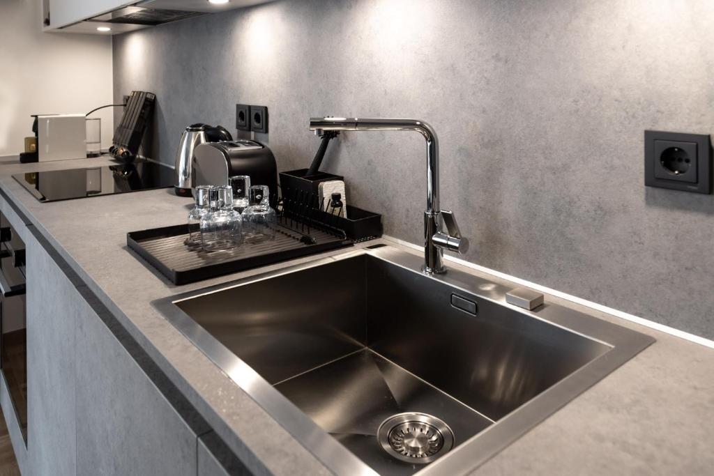 Kuchnia lub aneks kuchenny w obiekcie The H Experience Boutique Apartments Athens - free parking and fiber internet