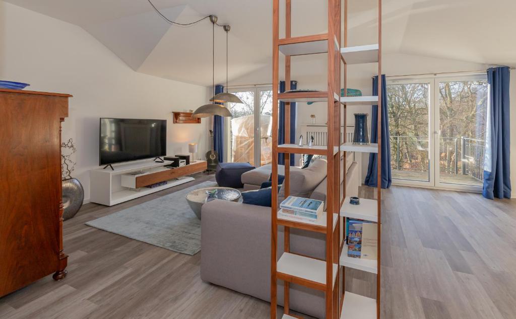 een kamer met een woonkamer met een ladder bij Ferienwohnung Waldloft in Ostseebad Sellin