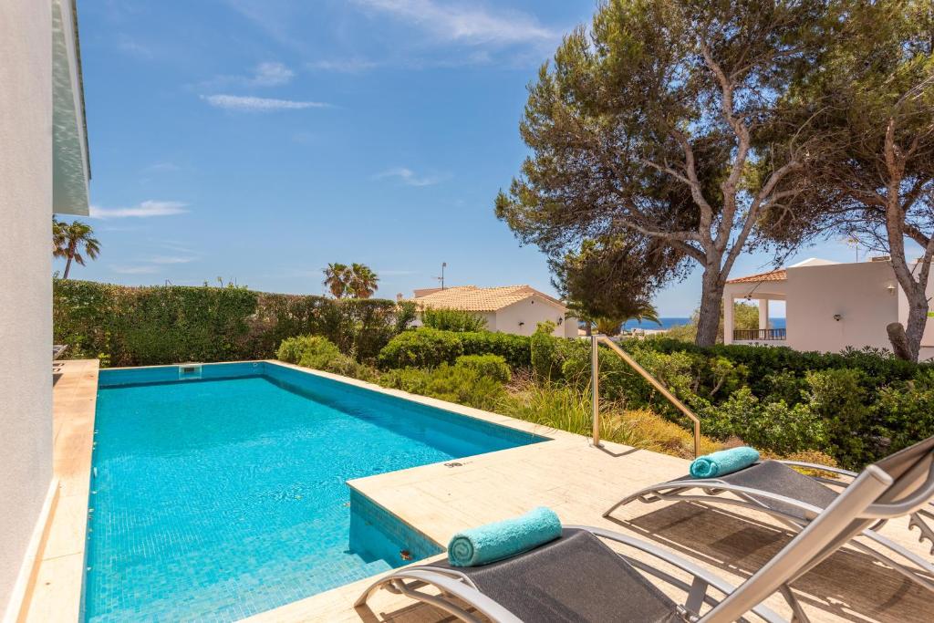 Bazén v ubytování Villa Binizahira by Mauter Villas nebo v jeho okolí