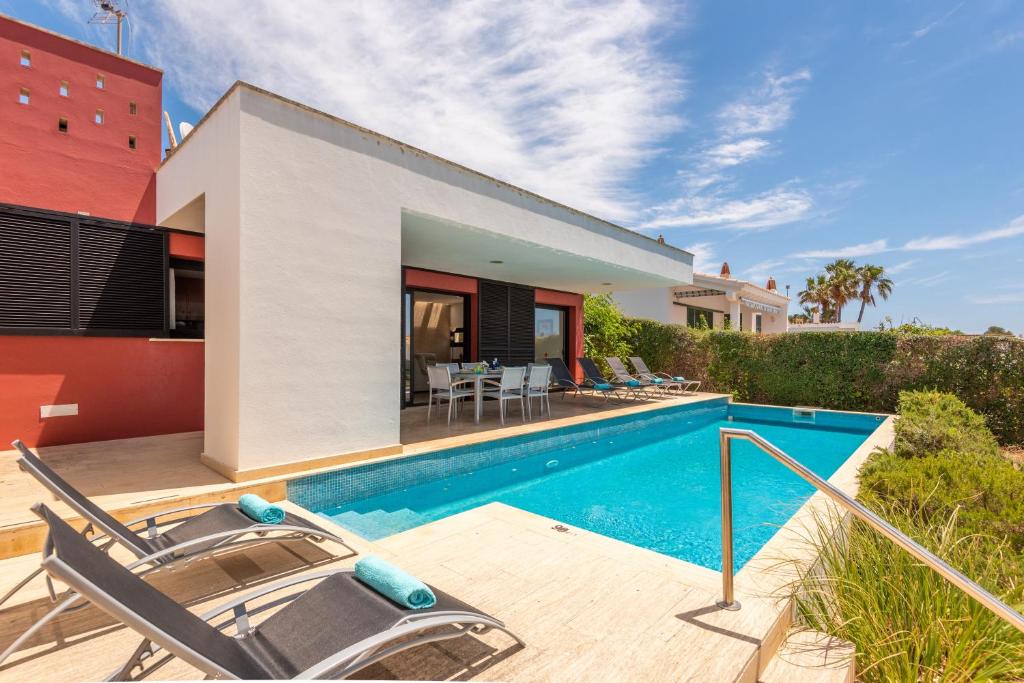 Bazén v ubytování Villa Binizahira by Mauter Villas nebo v jeho okolí