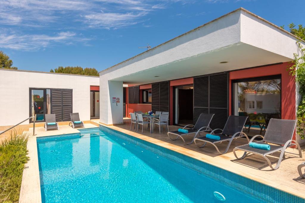 Bazén v ubytování Villa Binizahira by Mauter Villas nebo v jeho okolí