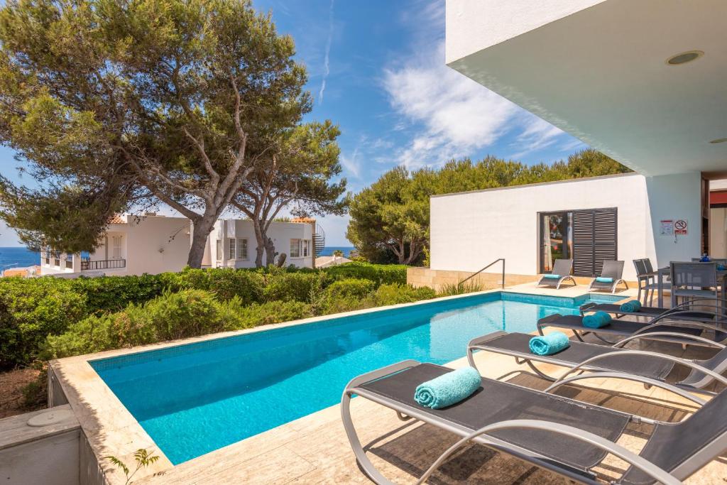 Bazén v ubytování Villa Binizahira by Mauter Villas nebo v jeho okolí