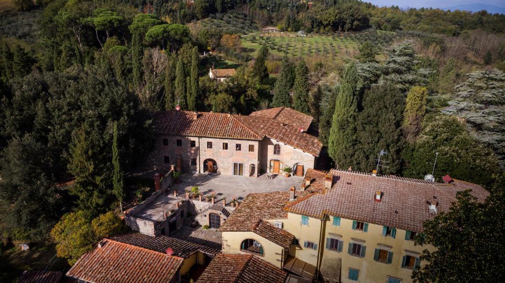 z powietrza widok na dom z czerwonymi dachami w obiekcie Villa Norcenni ApartHotel w mieście Figline Valdarno