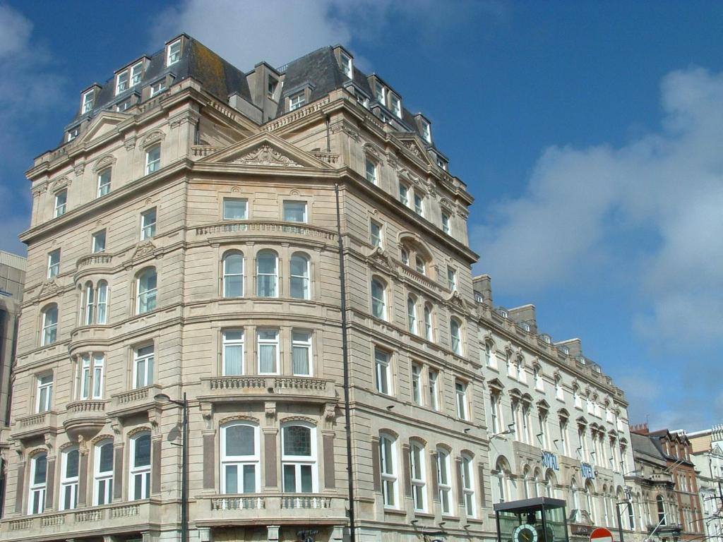wysoki budynek z mnóstwem okien w obiekcie The Royal Hotel Cardiff w Cardiff