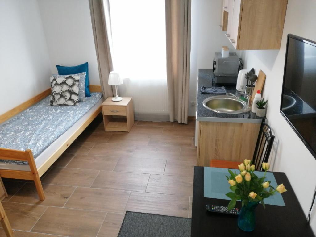 Posteľ alebo postele v izbe v ubytovaní POKOJE - STUDIO GLIWICE I przy ONKOLOGII