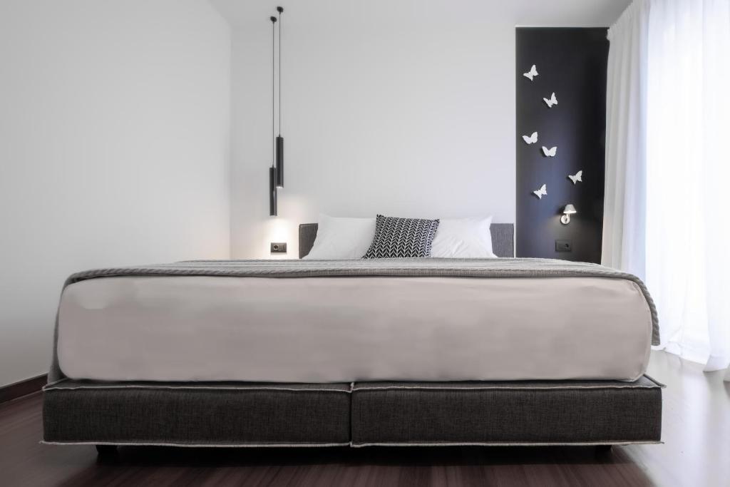 Posteľ alebo postele v izbe v ubytovaní The H Experience Boutique Apartment Koules Fortress Heraklion