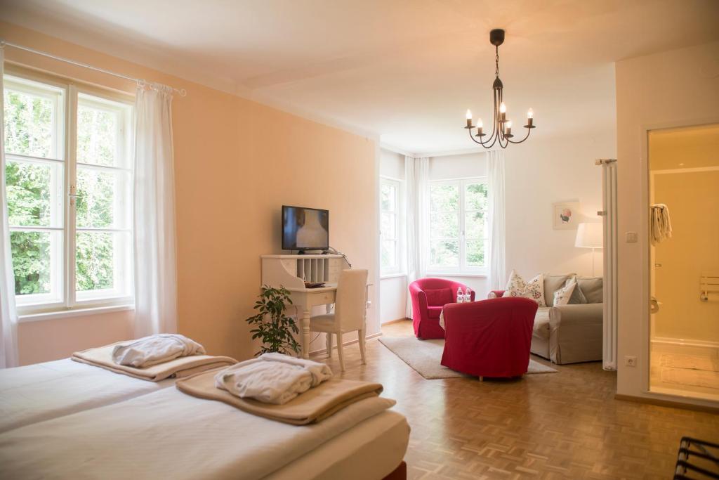 Postel nebo postele na pokoji v ubytování Hotel Landsitz Pichlschloss