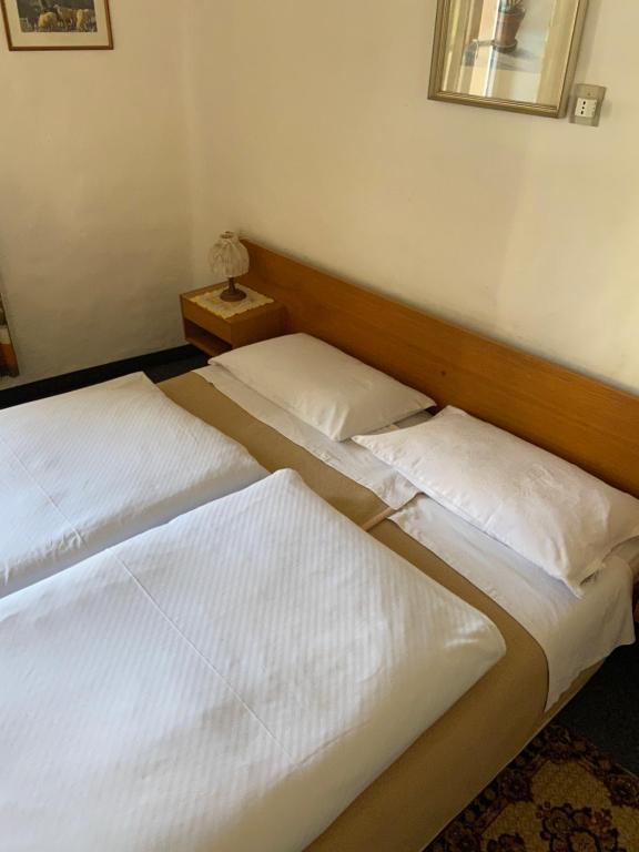 Postel nebo postele na pokoji v ubytování Gasthof Albergo Ressmair