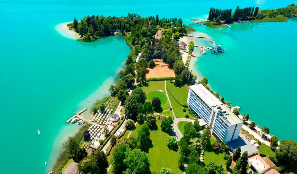 eine Insel inmitten eines Wasserkörpers in der Unterkunft Parkhotel Pörtschach - Das Hotelresort mit Insellage am Wörthersee in Pörtschach am Wörthersee