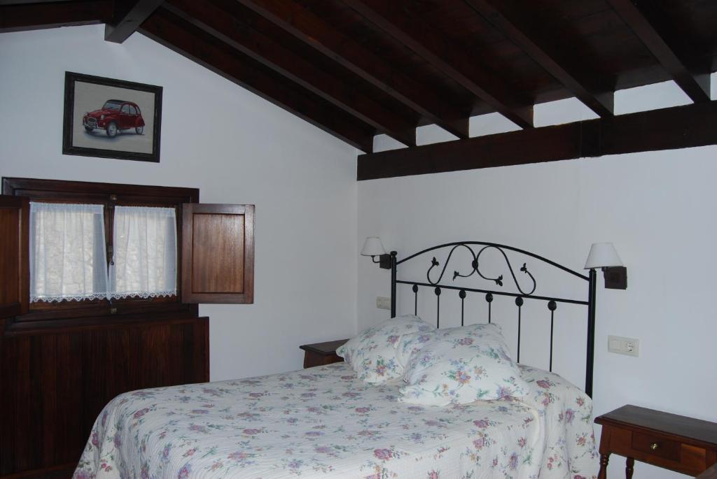 Łóżko lub łóżka w pokoju w obiekcie Apartamentos El Perujo