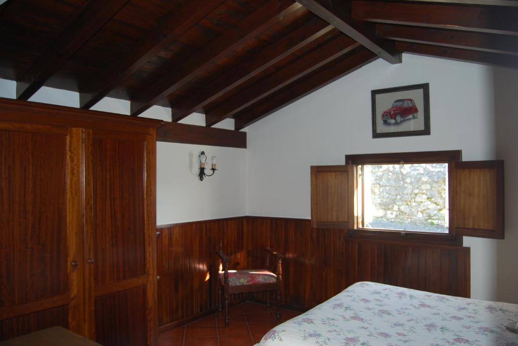 Łóżko lub łóżka w pokoju w obiekcie Apartamentos El Perujo