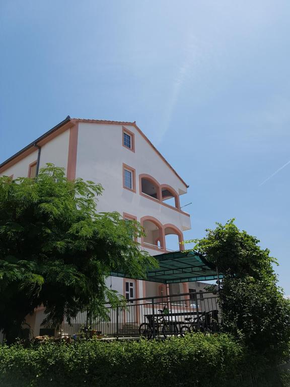 Budova, v ktorej sa apartmán nachádza