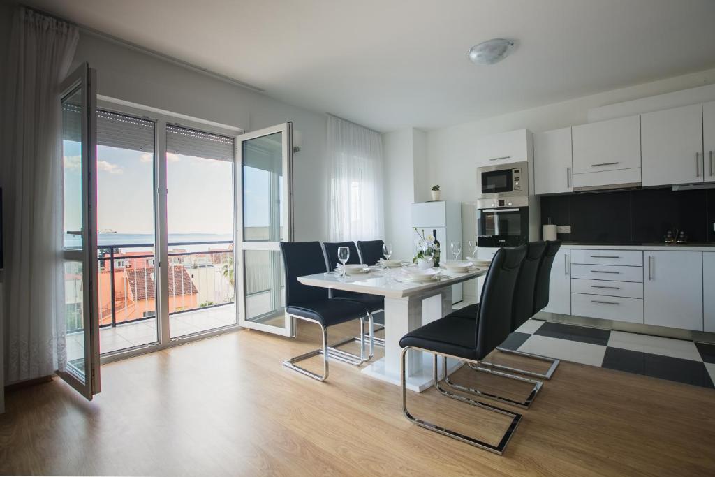 Kuchyňa alebo kuchynka v ubytovaní Lotus Apartman
