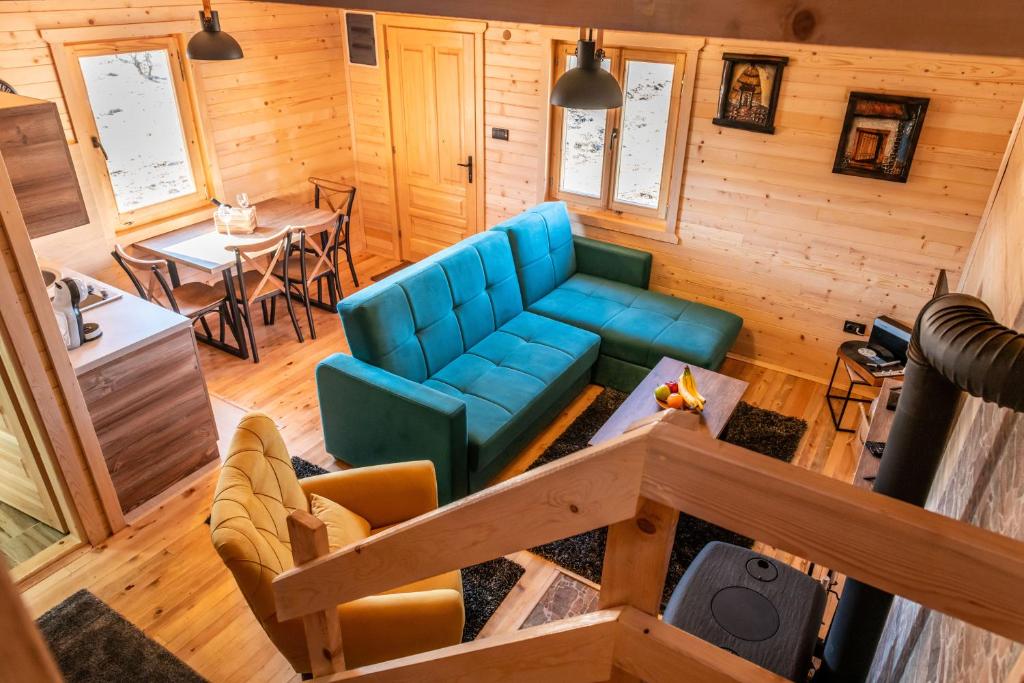 ein Wohnzimmer mit einem Sofa und einem Tisch in der Unterkunft Happy2cu Cabin in Kolašin