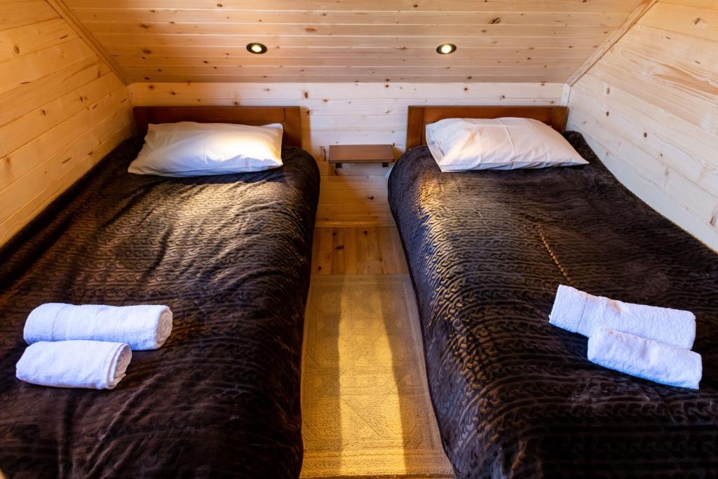 Postel nebo postele na pokoji v ubytování Happy2cu Cabin