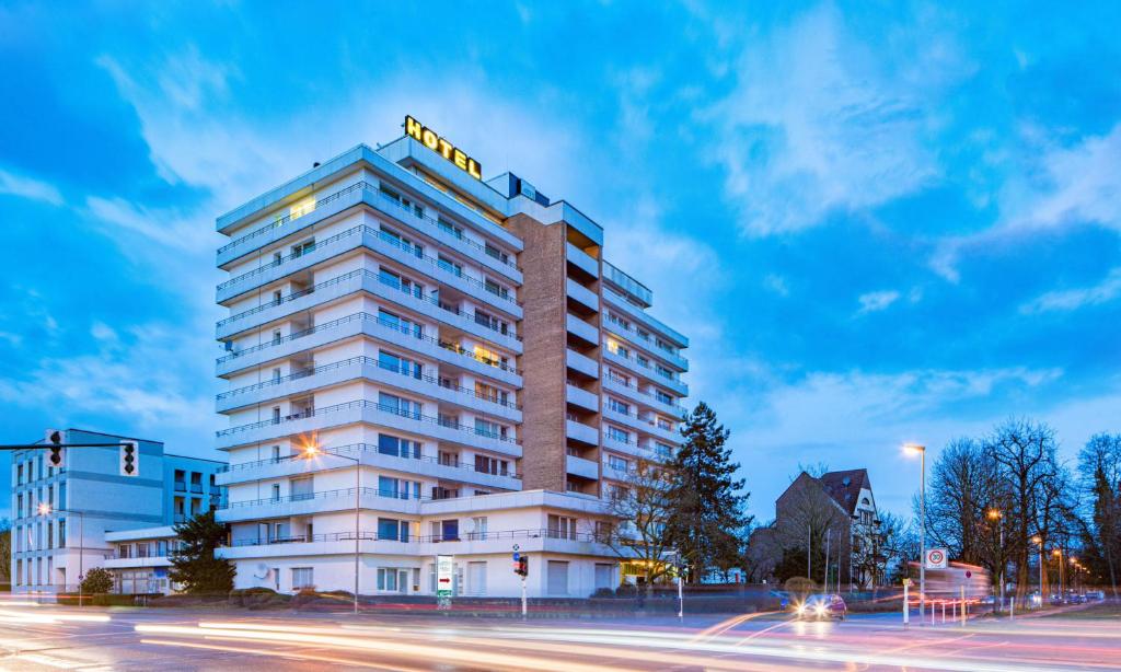 un edificio con un cartello dell'hotel sopra di Garden Hotel Krefeld a Krefeld