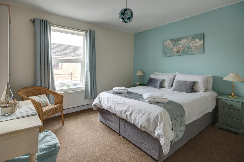 Una cama o camas en una habitación de Pansy Cottage in Historic Tewkesbury - Sleeps 5 - Pets Welcome