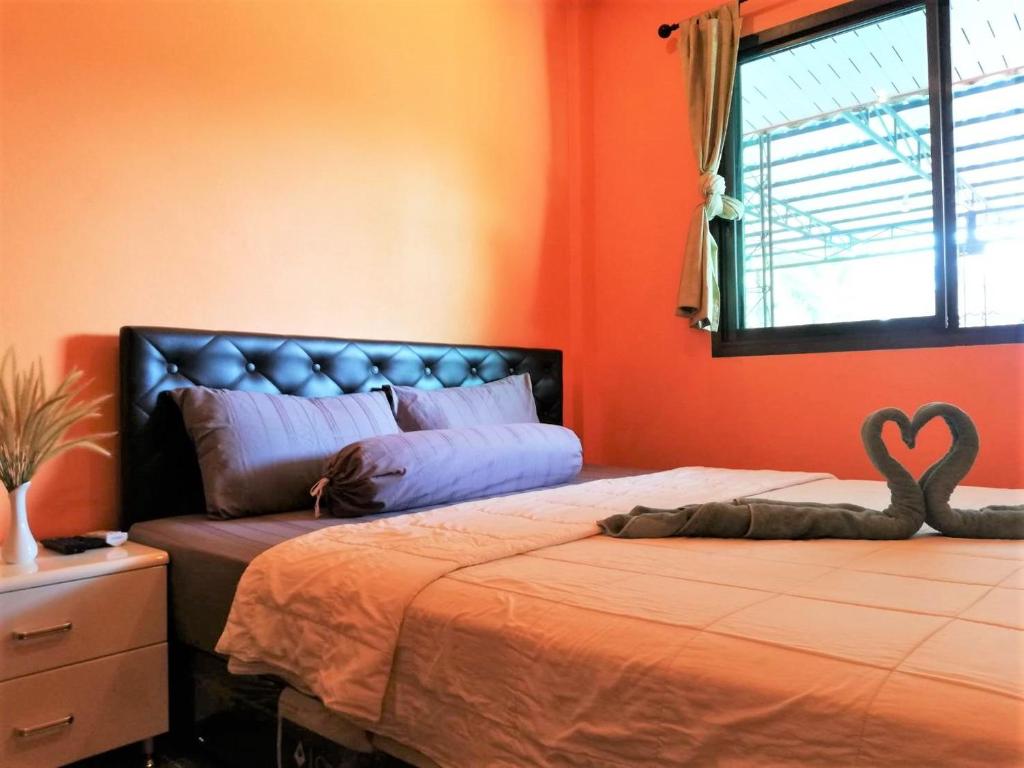 攀牙的住宿－Phurafa Resort，一间卧室配有一张带心枕的床