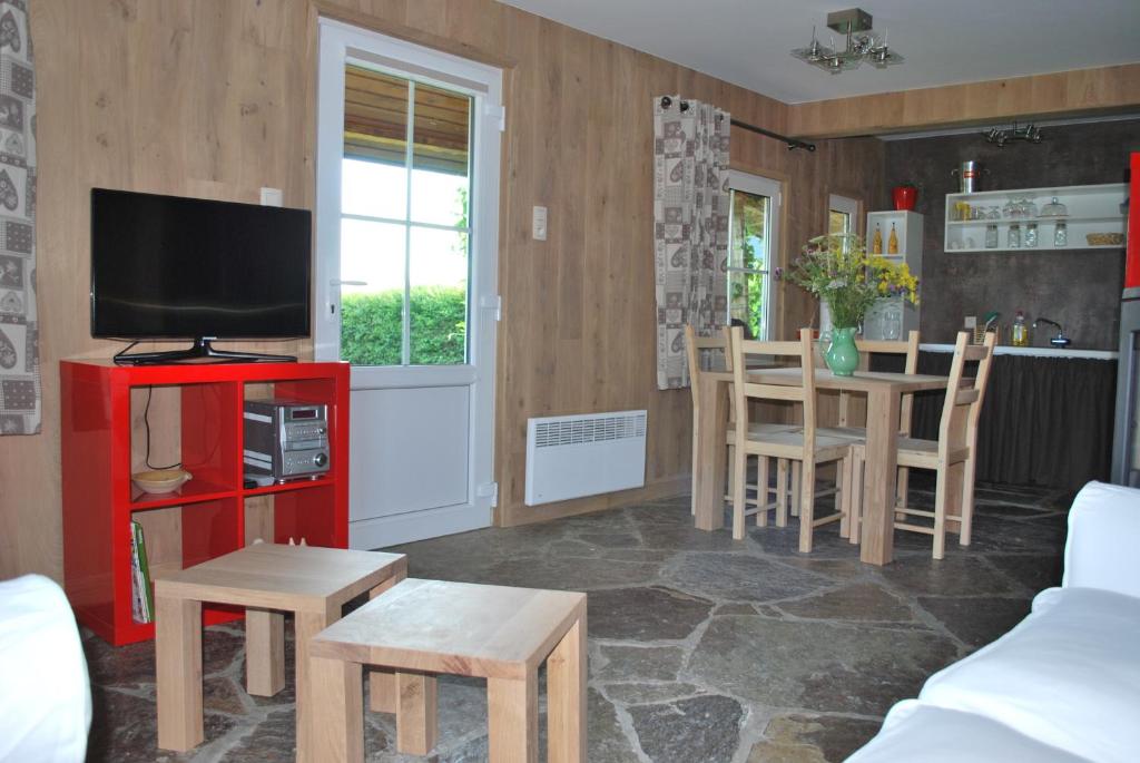 TV a/nebo společenská místnost v ubytování Le Chalet à Bonnerue